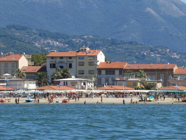 Hotel Pardini Viareggio Bagian luar foto